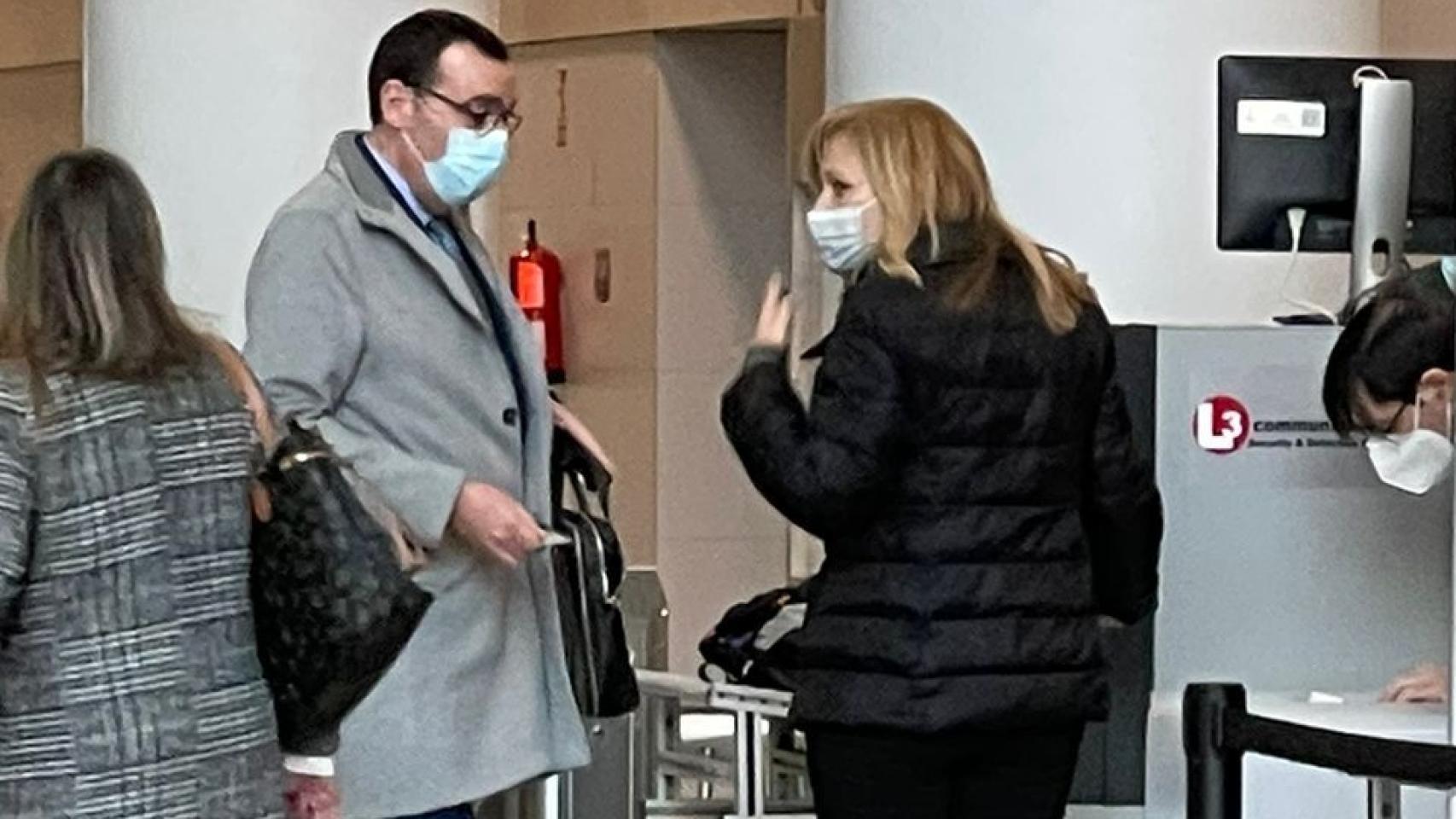 Isabel Serra, de negro, en el acceso a la Ciudad de la Justicia de Valencia.