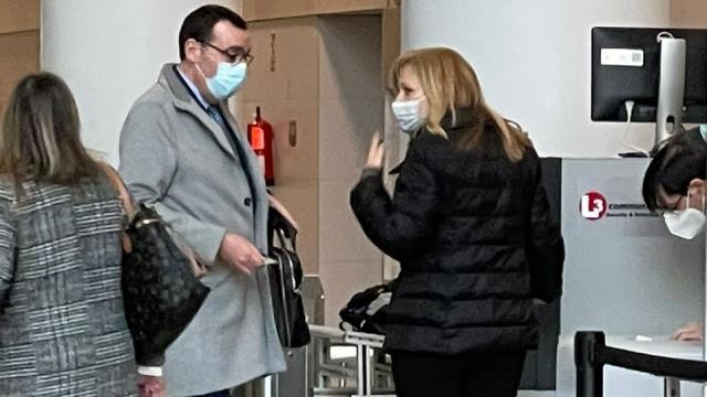 Isabel Serra, de negro, en el acceso a la Ciudad de la Justicia de Valencia.