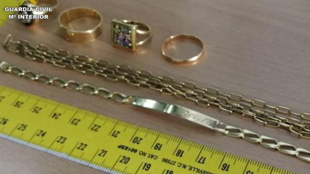 Las joyas sustraídas, recuperadas y entregadas a las propietarias.