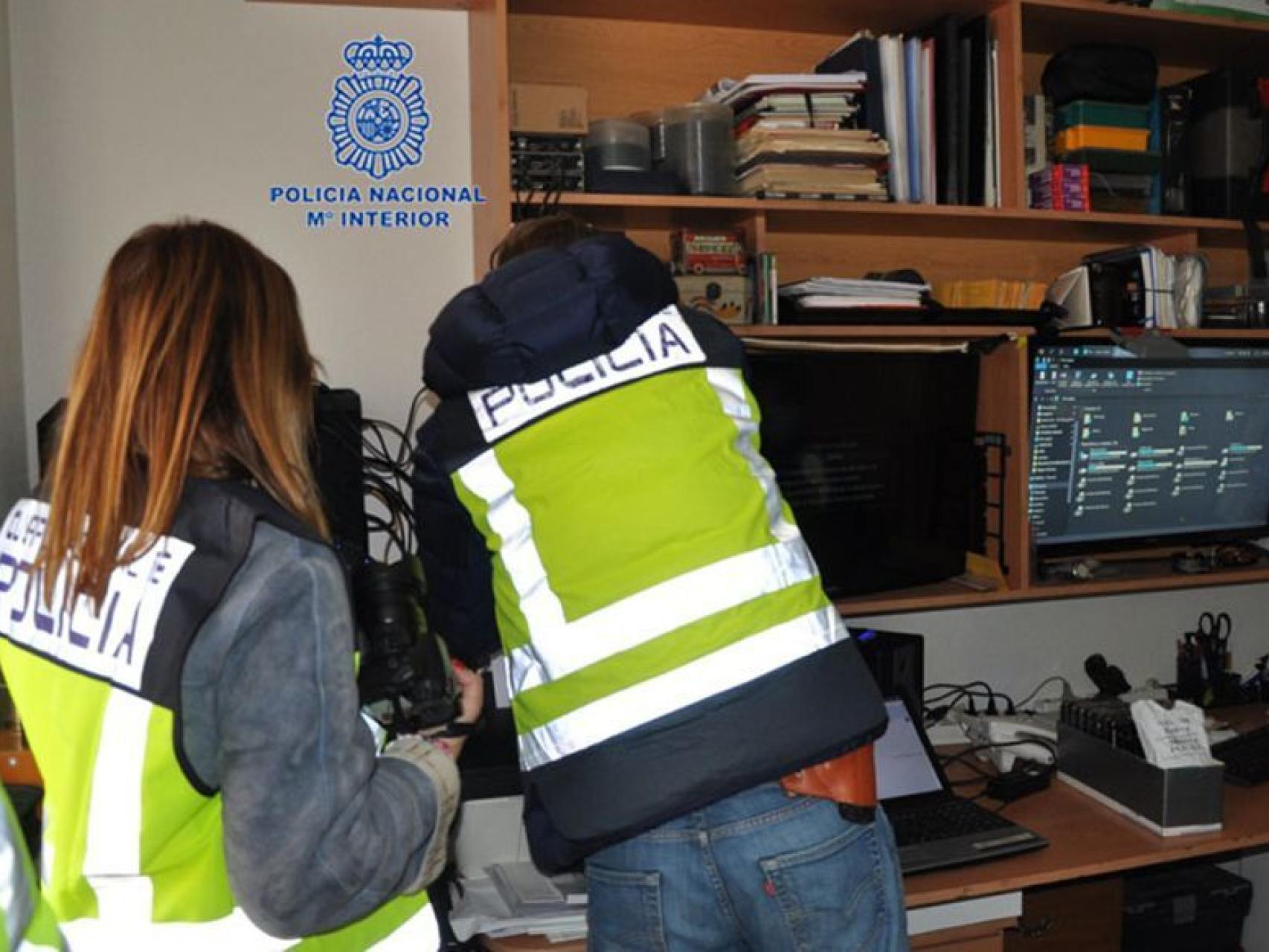 Los agentes de la Policía Nacional incautando el material informático