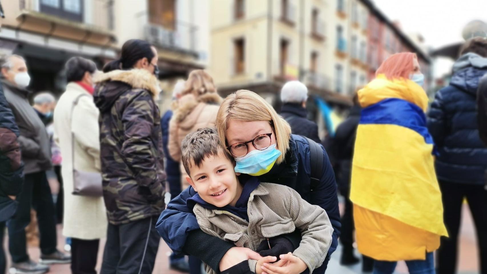 Natahsa Boiko junto a su hijo en una concentración en Valladolid a favor de Ucrania