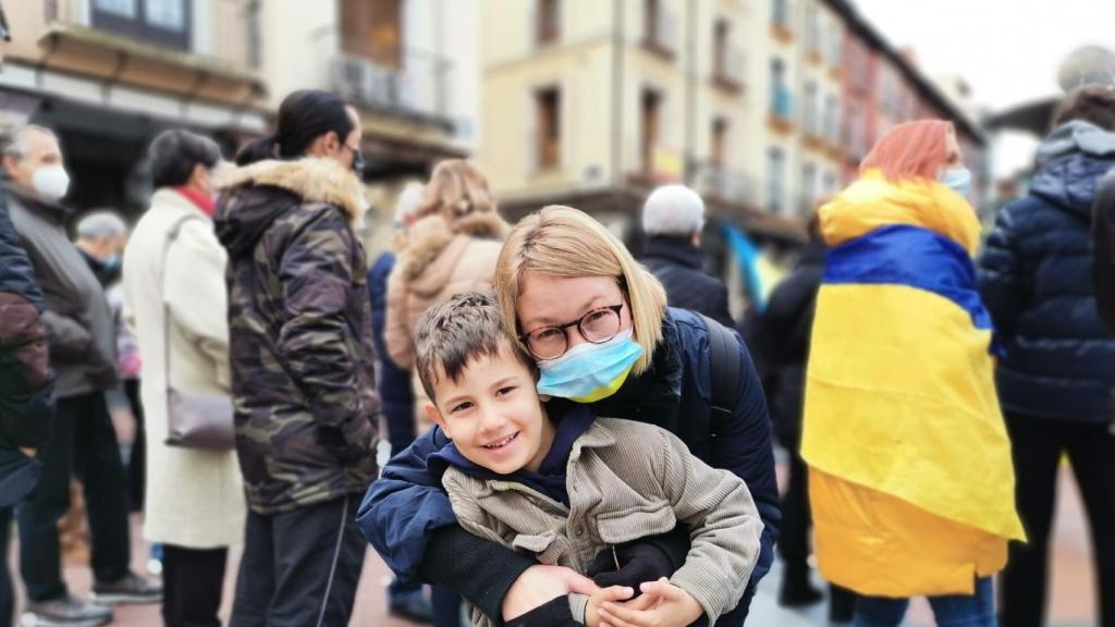 Natahsa Boiko junto a su hijo en una concentración en Valladolid a favor de Ucrania