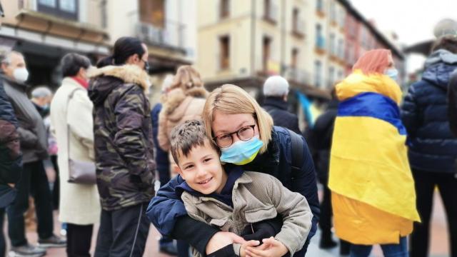 Natahsa Boiko junto a su hijo en una concentración en Valladolid a favor de Ucrania