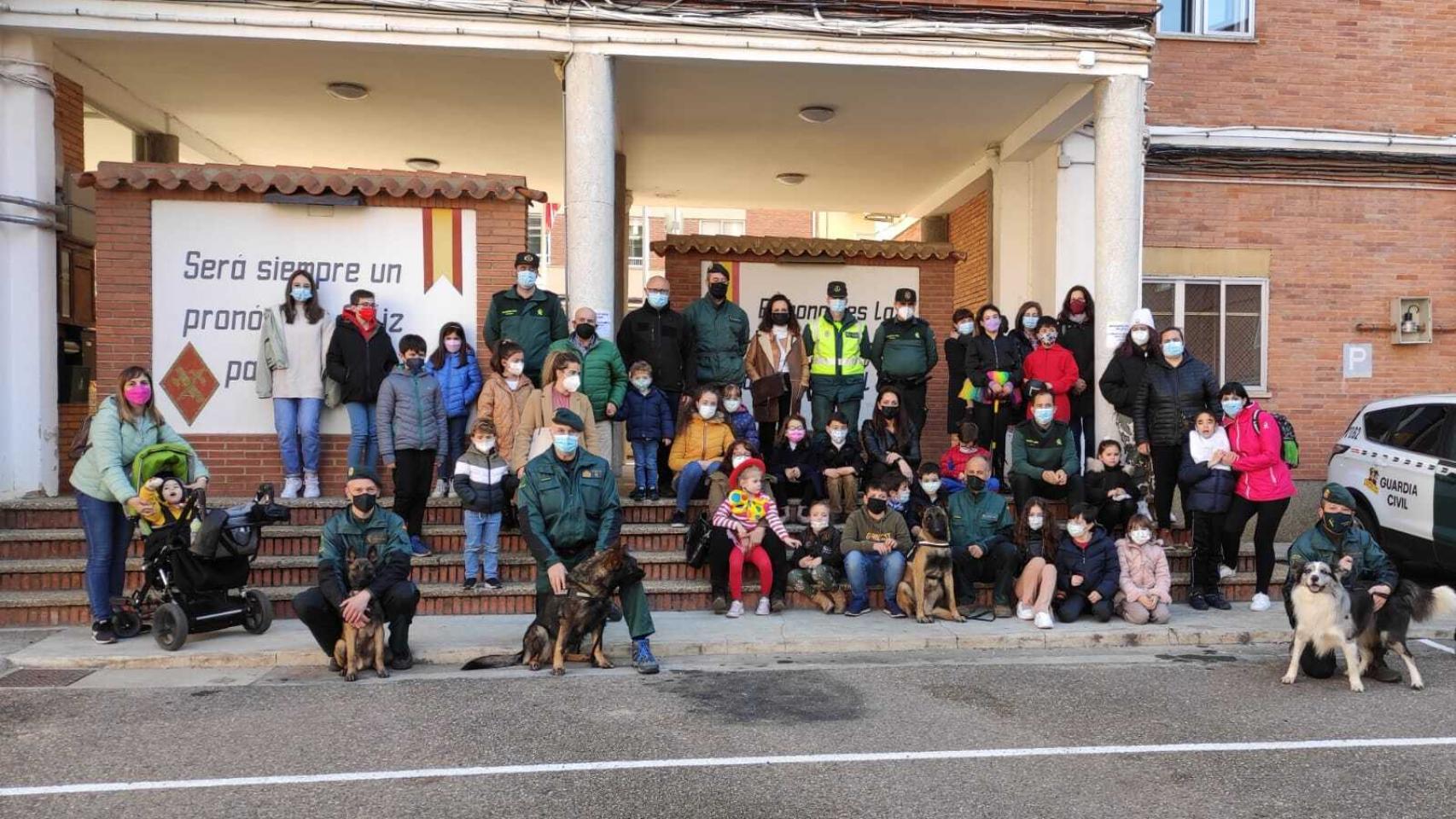 Niños con enfermedades raras conocen de cerca a los héroes peludos del Grupo Cinológico de Zamora