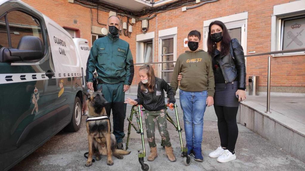 Niños con enfermedades raras conocen de cerca al Grupo Cinológico de Zamora