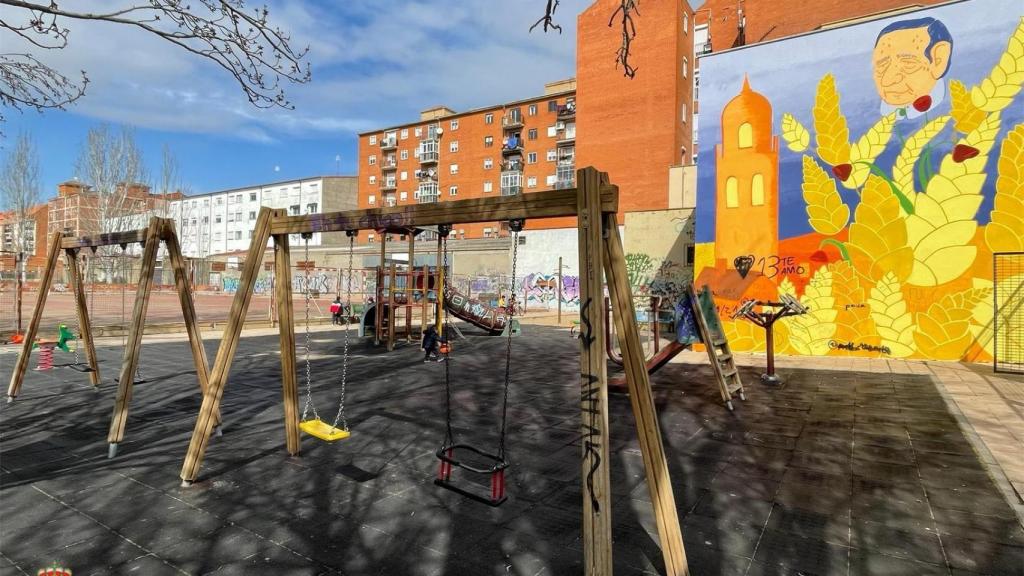 Obras del parque infantil de la calle Miguel Delibes de Benavente