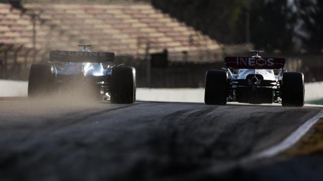 El Alpine A522 de Fernando Alonso siguiendo a un Mercedes en Barcelona