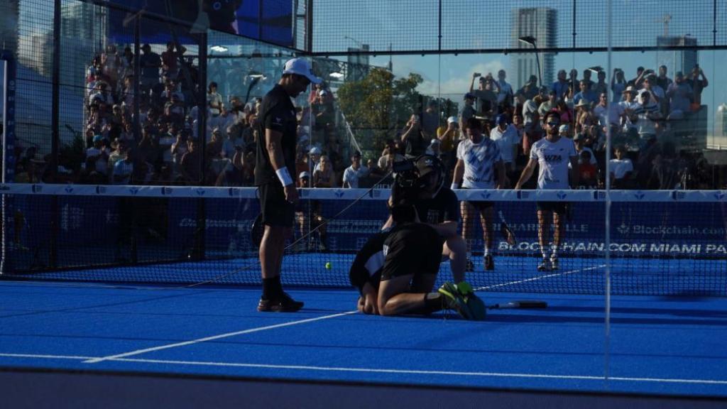 Arturo Coello rompe a llorar tras ganar su primer torneo junto a Belasteguín