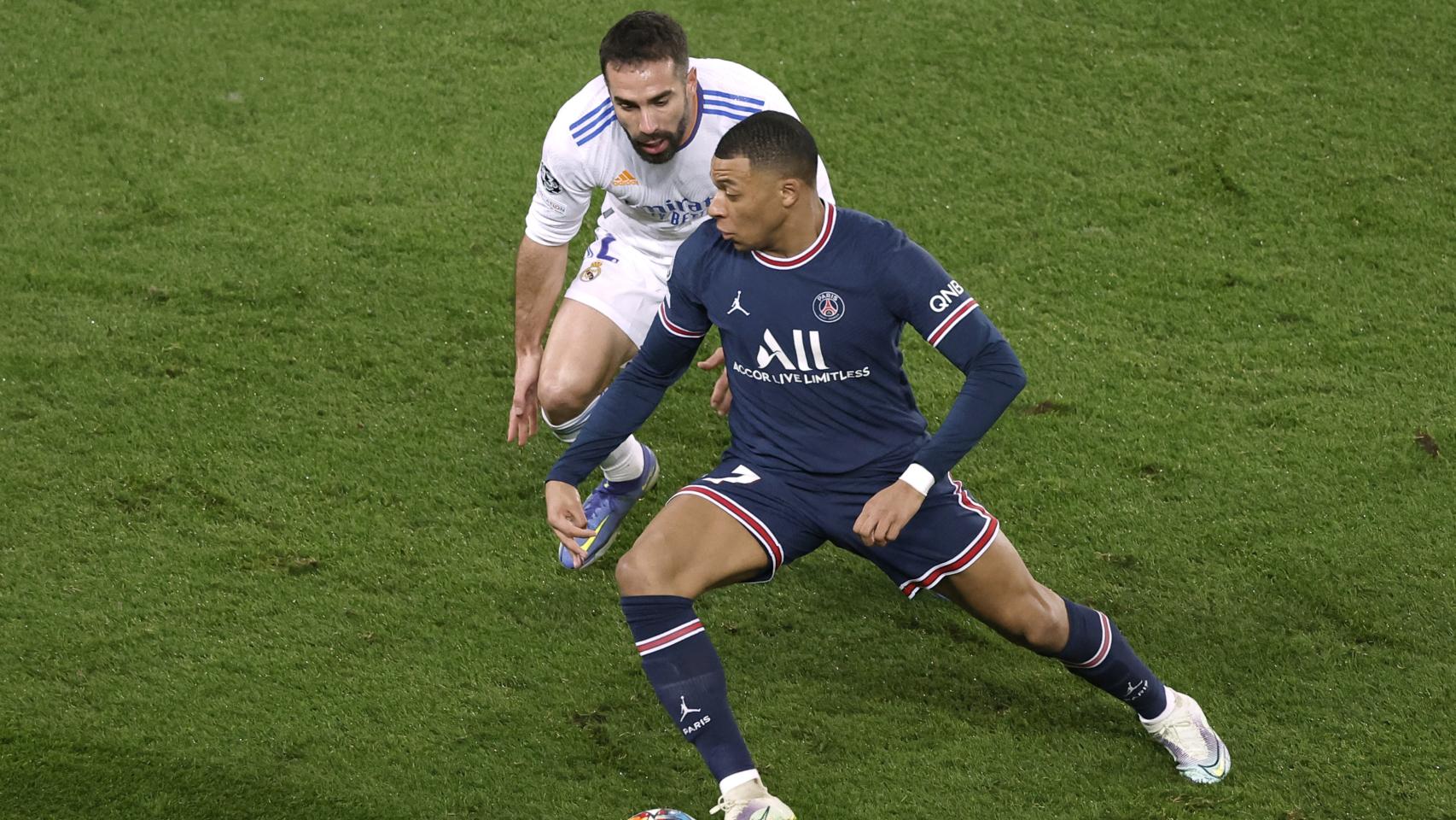Dani Carvajal le intenta robar un balón a Kylian Mbappé