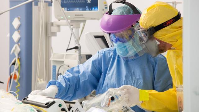 Dos sanitarios en un hospital.