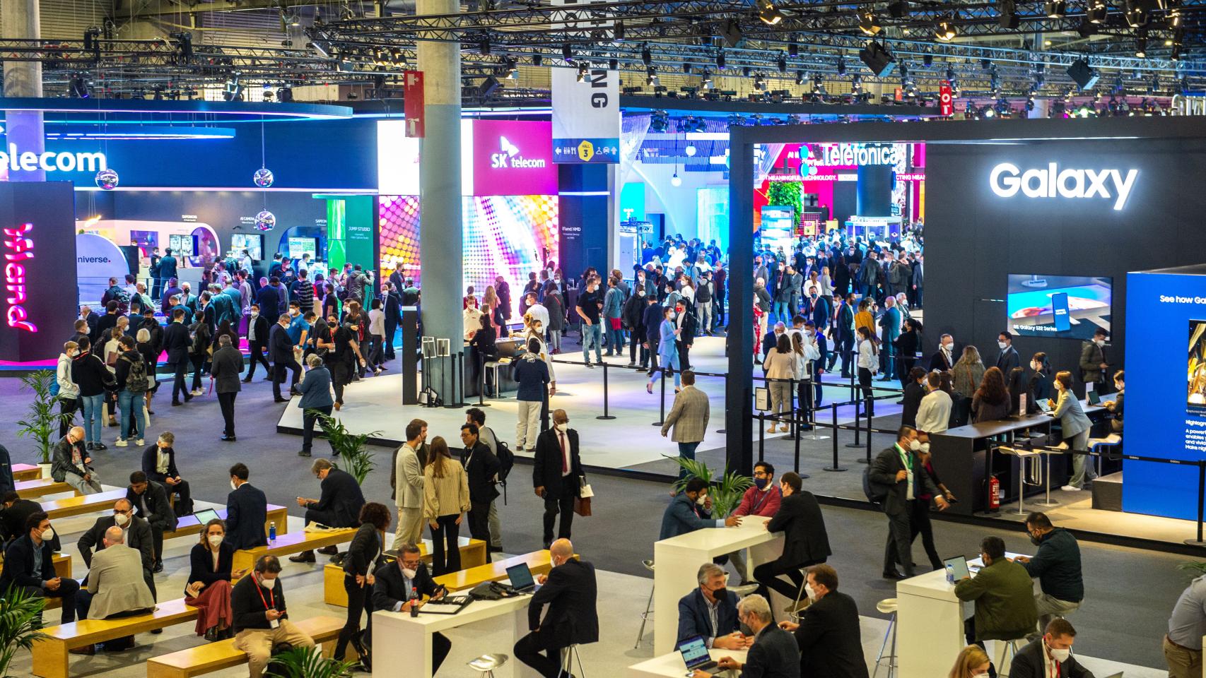 Pasillos de la Fira de Barcelona en la primera jornada del Mobile World Congress (MWC) de 2022.