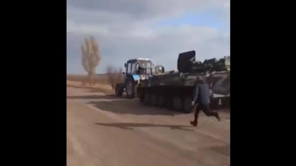Un grupo de ucranianos se lleva un tanque del ejército ruso.