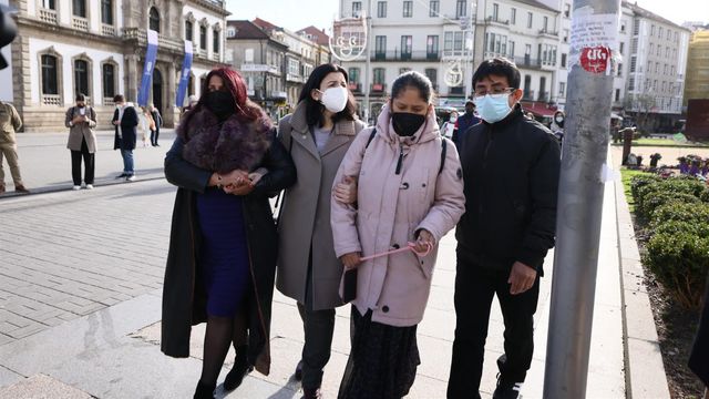 Familiares de los desaparecidos del Villa de Pitanxo a su llegada a a Subdelegación del Gobierno en Pontevedra, en febrero de 2022.