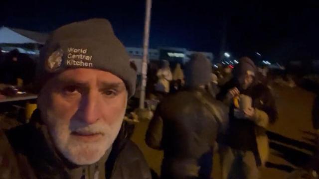 El chef José Andrés y su ONG reparten comida en la frontera de Ucrania: No paran de llegar