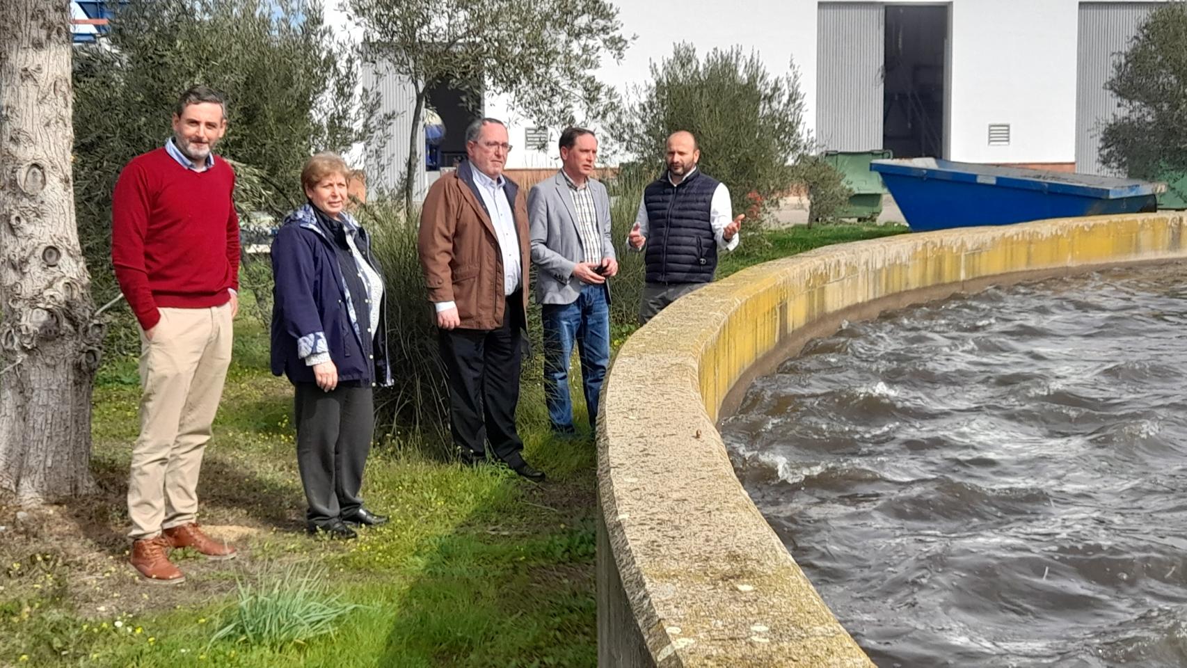 José Antonio Fernández, de Aqualia; Jerónimo Mansilla, alcalde de Chillón; María del Carmen Montes, alcaldesa de Almadén; José Carlos Losilla, concejal de Obras, y Antonio Gutiérrez, de Aqualia.