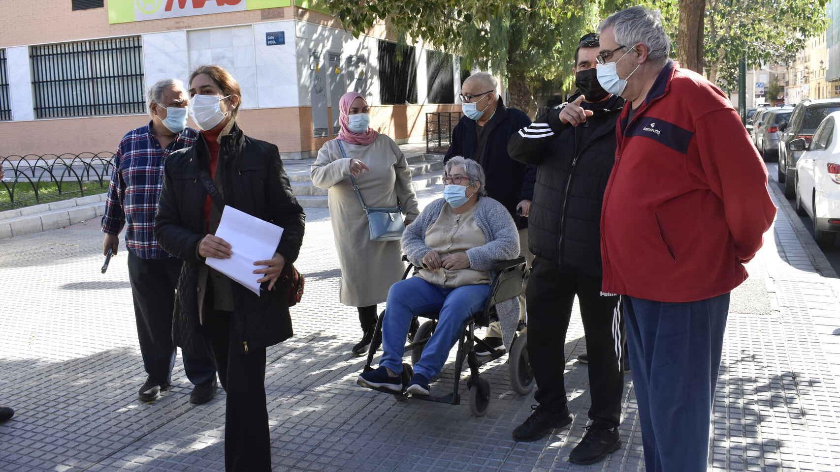 Enrique Gutiérrez junto a algunos de los vecinos afectados por la operación inmobiliaria.