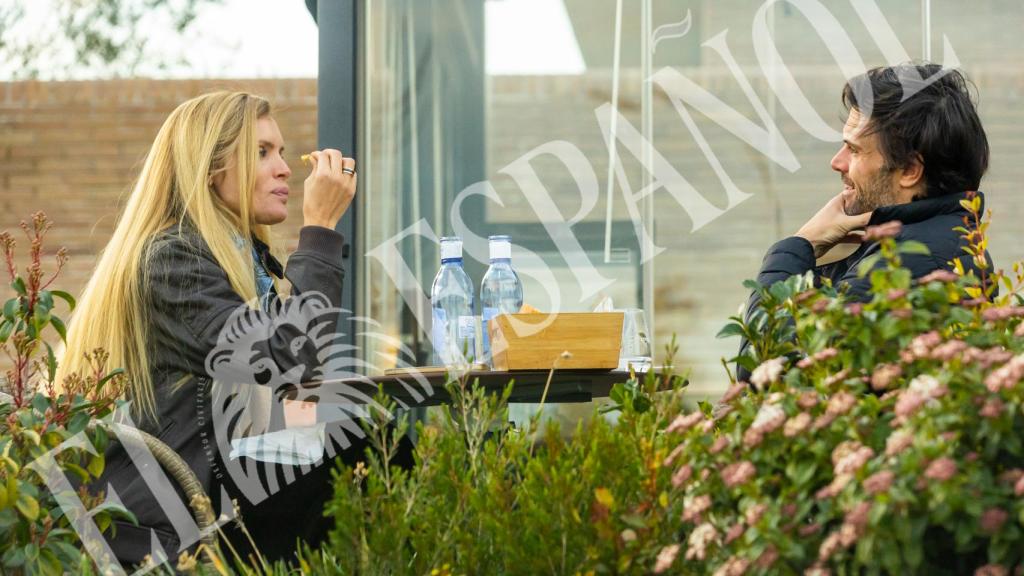 Cañadas charlando con su acompañante mientras comían en una terraza de Madrid.