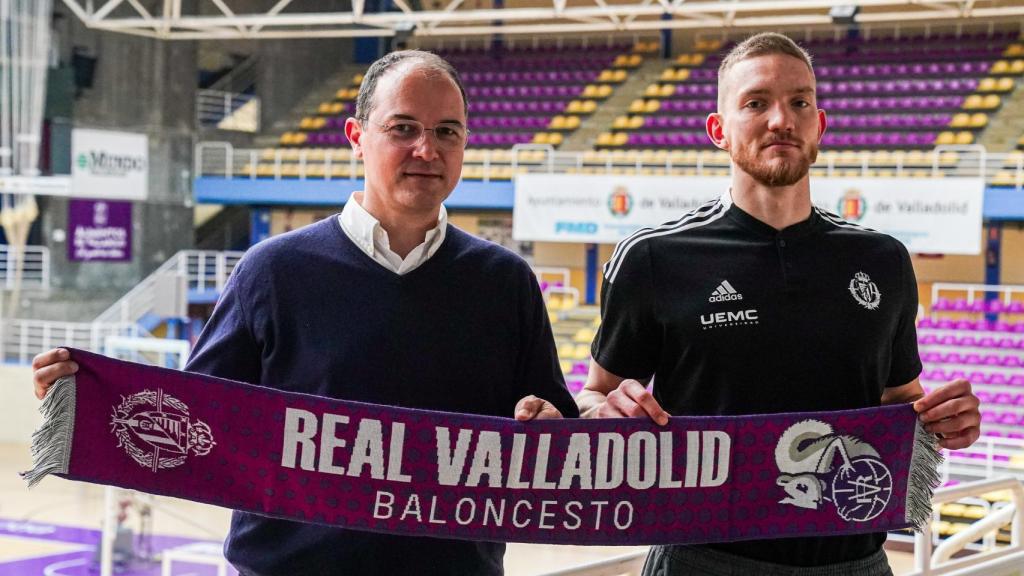 Dominic Gilbert junto a Alejandro García Pellitero durante su presentación