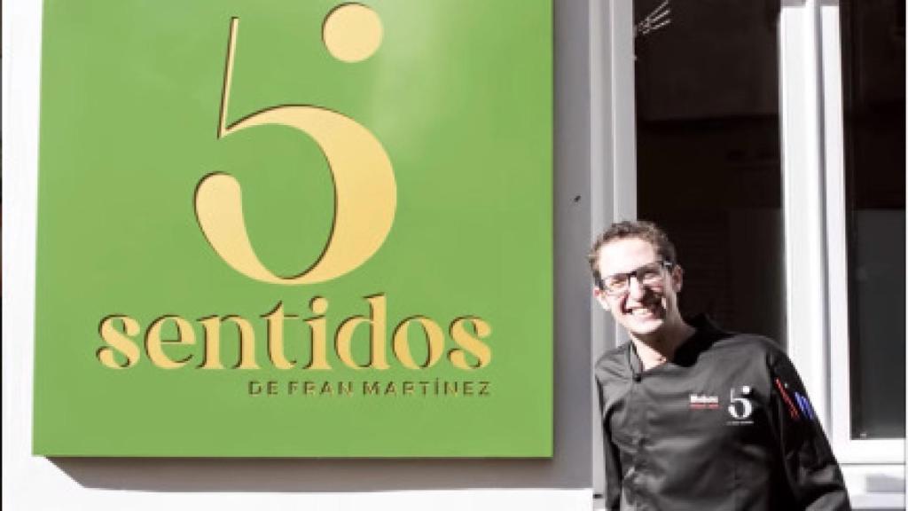 Fran Martínez en la puerta de '5 Sentidos'.