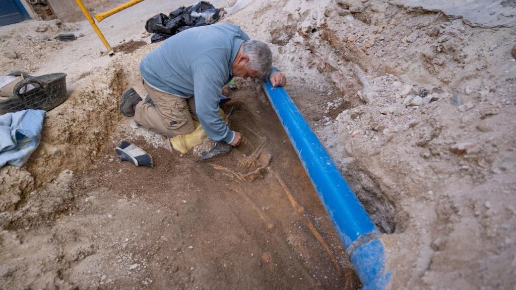 José Ramón Ortega, de la empresa Arpa Patrimonio, en las labores de exhumación.