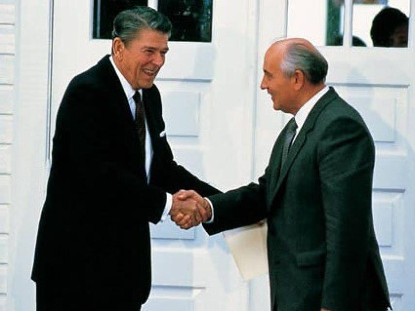 Reagan junto a Mijail Gorbachov en su famosa reunión contra la proliferación nuclear.