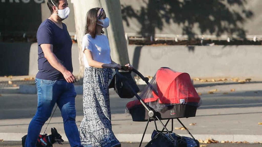 Inés Arrimadas y Xavier Cima paseando a su hijo Álex por las calles de Madrid.