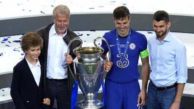 Roman Abramovich posando con la Champions junto a Azpilicueta