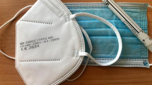 Imagen de archivo de mascarilla FFP2 Y otra simple.