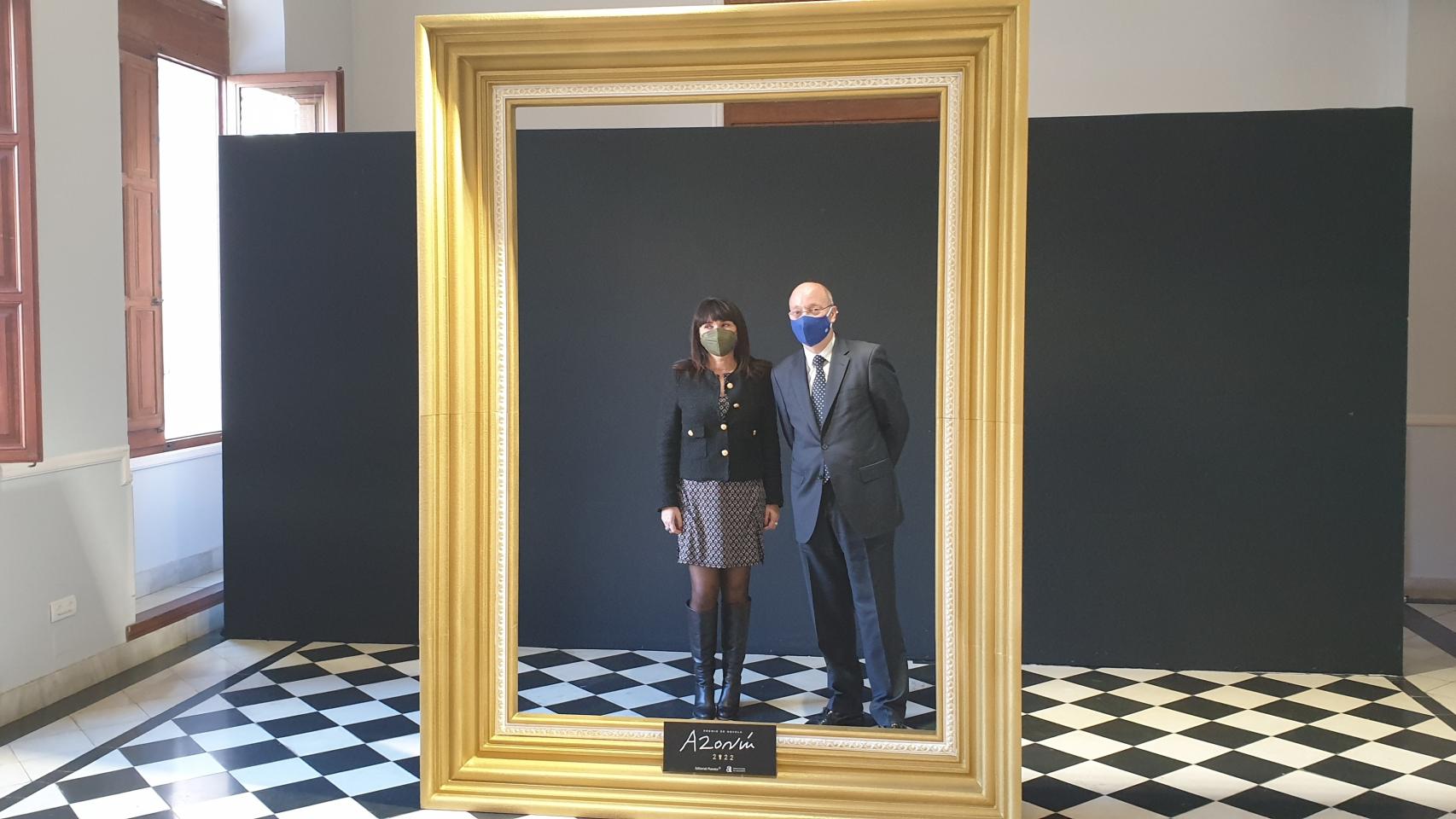 Julia Parra y Carlos Creuheras con el montaje para el premio Azorín de novela que se entregará en el ADDA Alicante.