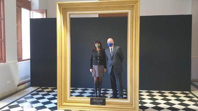 Julia Parra y Carlos Creuheras con el montaje para el premio Azorín de novela que se entregará en el ADDA Alicante.