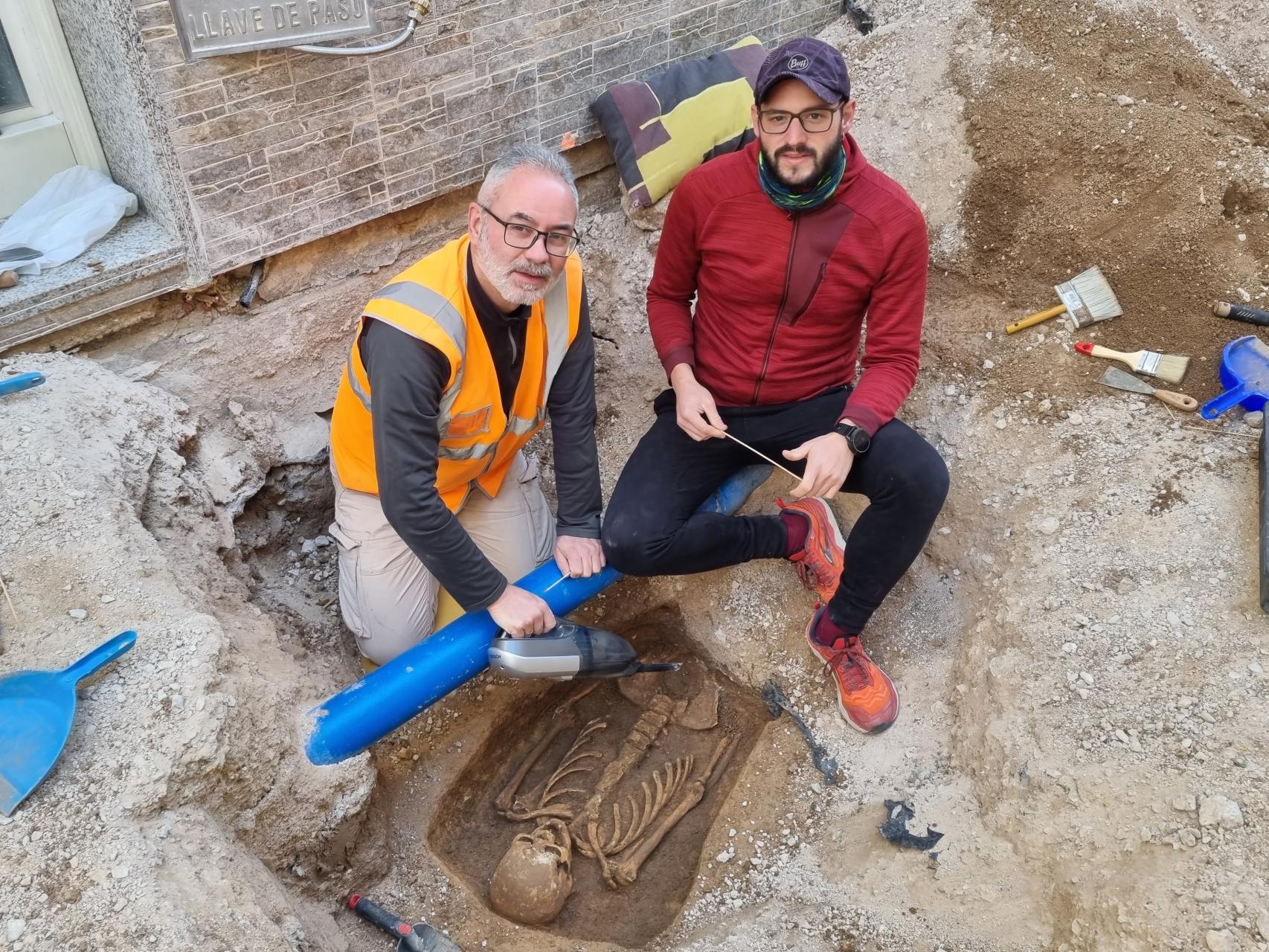 Felipe Mejías, izquierda, con Eloy Poveda, dos de los tres responsables de las labores arqueológicas.