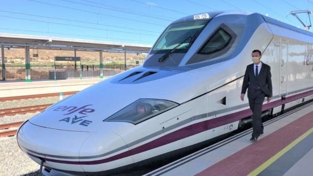 El alcalde con el AVE.
