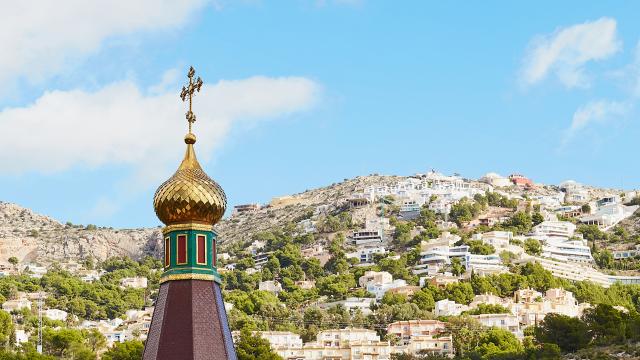 La iglesia ortodoxa rusa de Altea frente al fondo de la lujosa urbanización de la que se dijo que visitó Putin.