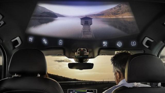 Imagen de un vehículo con proyección digital en el interior del habitáculo