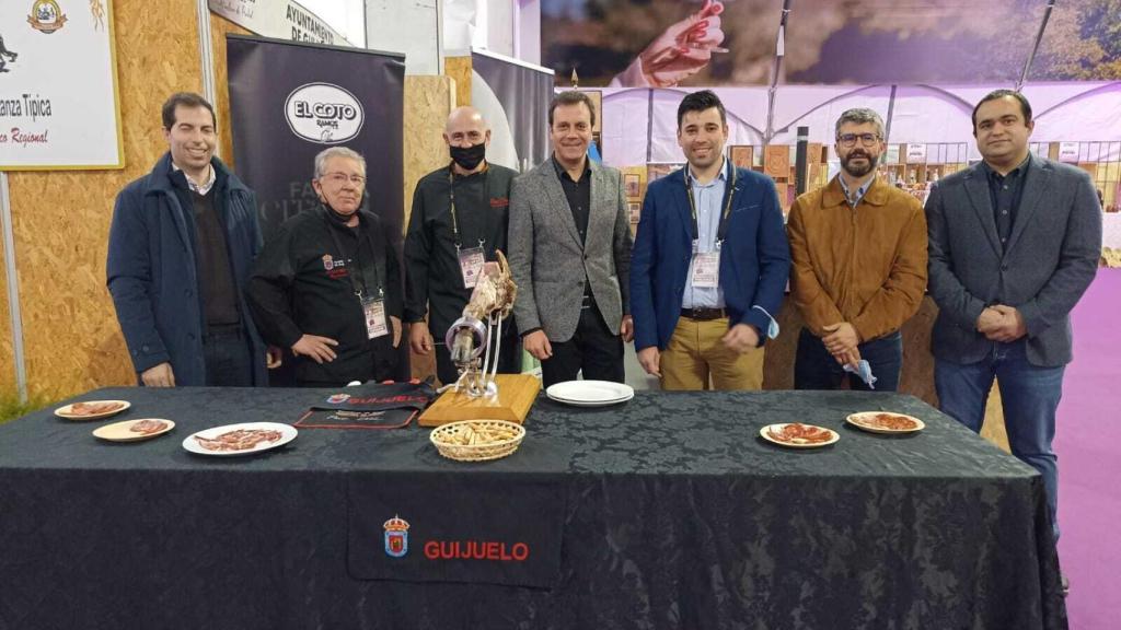 Hernani Dias visita el stand de Guijuelo