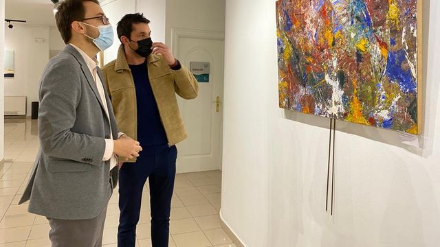 El pintor salmantino Fernando de Cabo, junto al concejal de Juventud