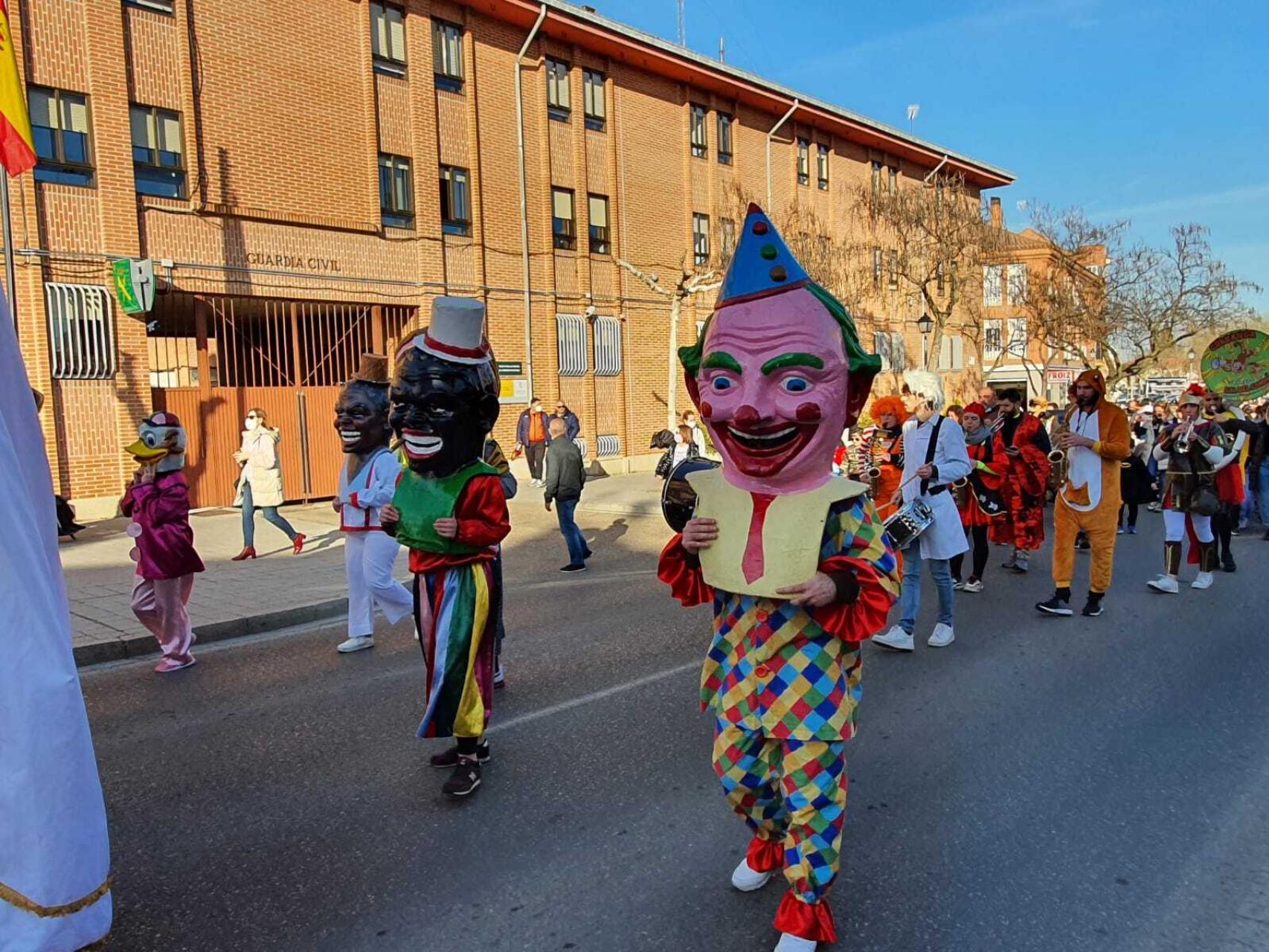 Gigantes, cabezudos, música y un gran elefante: Tordesillas celebra a lo grande su Carnaval