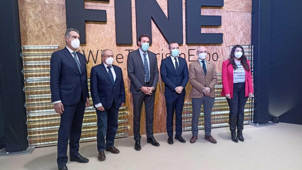 Autoridades antes de la visita a FINE