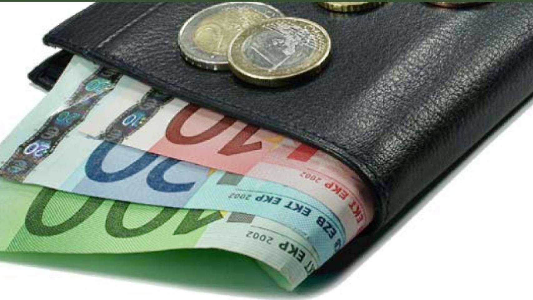 Una cartera con sus billetes y tarjetas