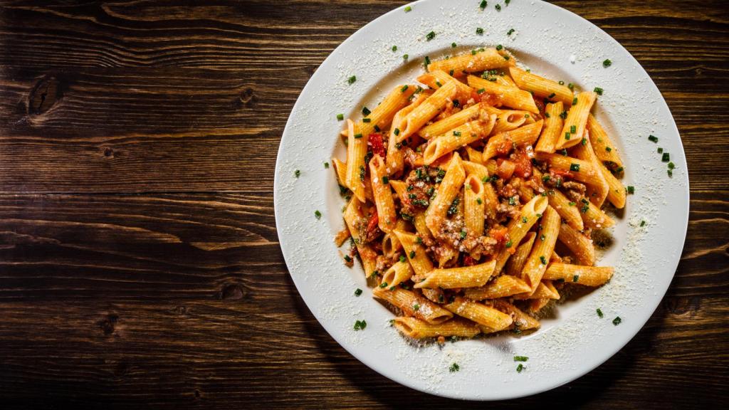 Un plato de macarrones a la boloñesa.