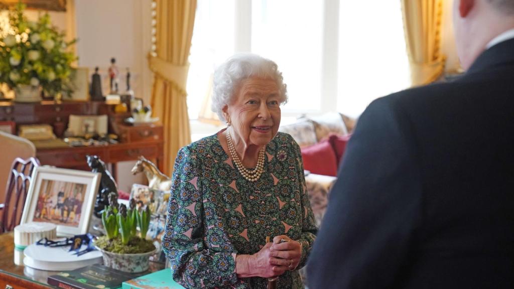 La reina Isabel II en audiencia en el Castillo de Windsor días antes de dar positivo por Covid.