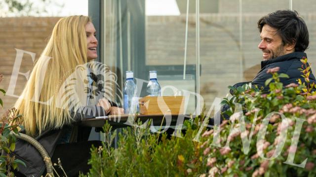 La modelo Esther Cañadas celebrando su 45 cumpleaños en Madrid junto a un desconocido joven moreno.
