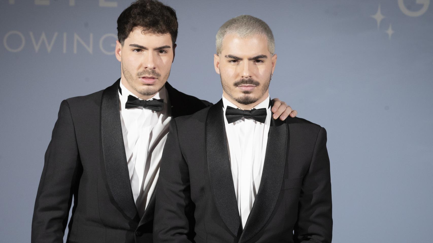 Daniel Oviedo -el de la derecha, de pelo blanco-, del grupo Gemeliers, junto a su hermano gemelo, Jesús, en un acto público.