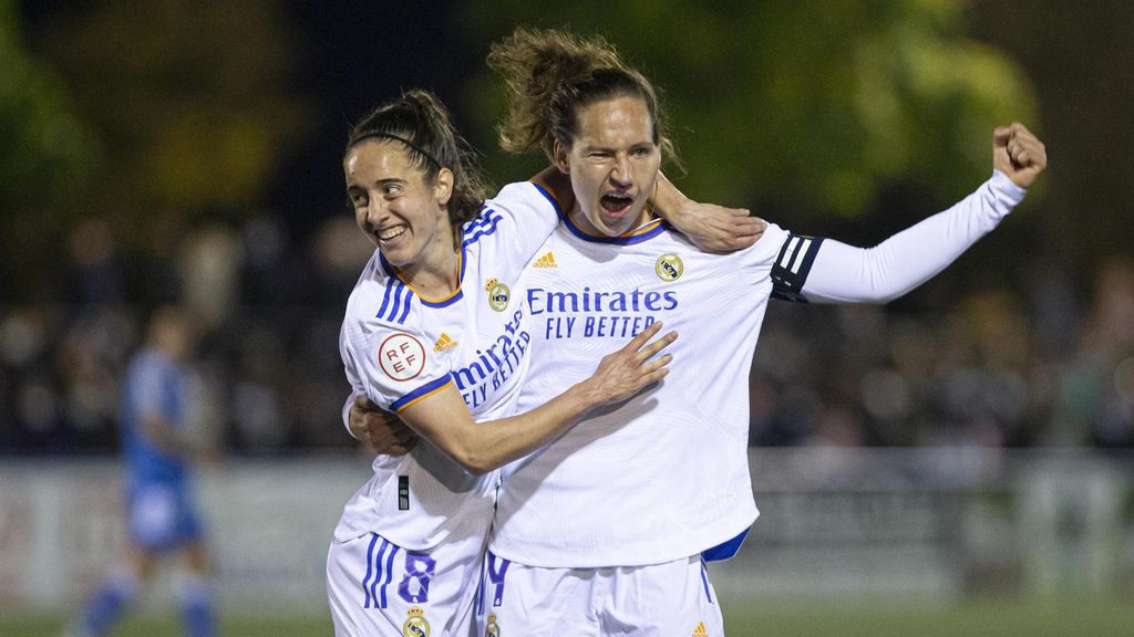 Babett Peter celebra su gol con el Real Madrid en la Copa de la Reina 2021/2022 junto a Maite Oroz