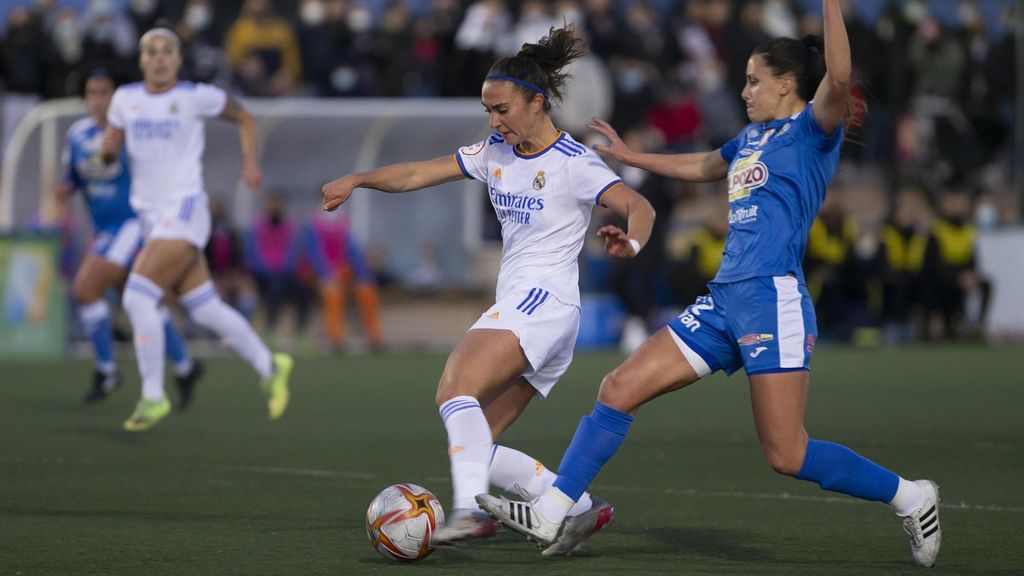 Nahikari García, en acción con Violeta Quiles durante el Alhama - Real Madrid Femenino