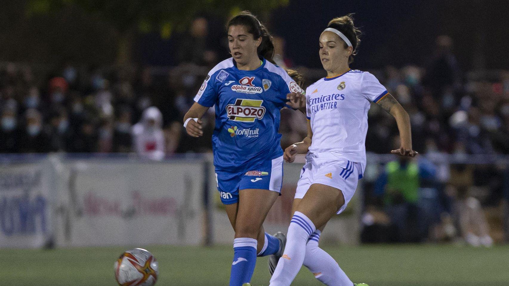 Claudia Zornoza, en acción con Marina Martí durante el Alhama - Real Madrid Femenino de la Copa de la Reina 2021/2022