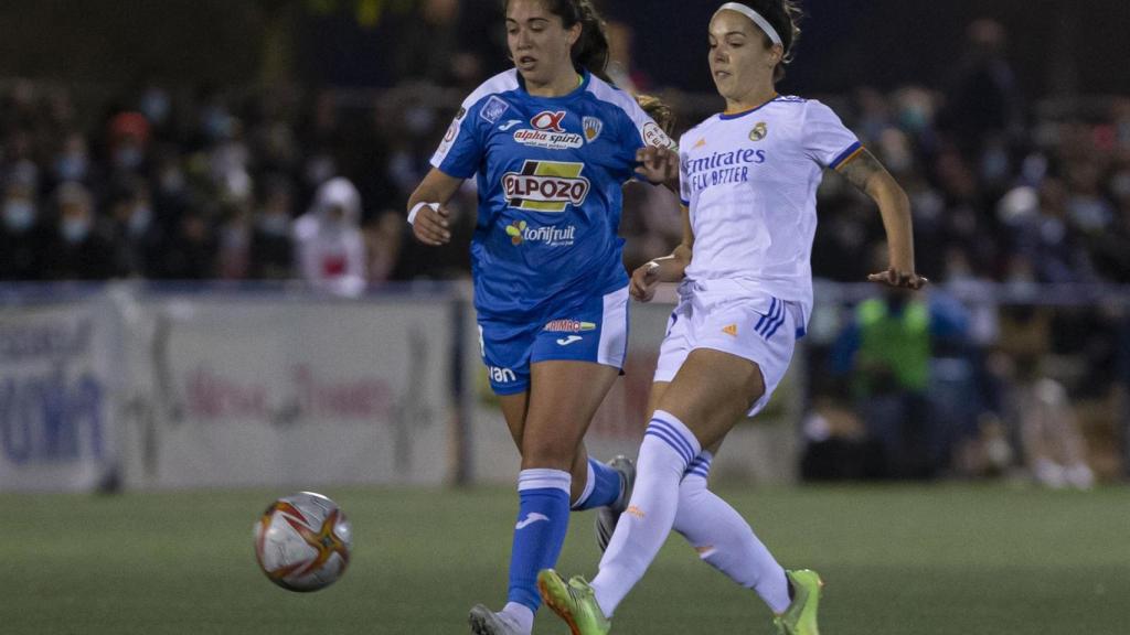Claudia Zornoza, en acción con Marina Martí durante el Alhama - Real Madrid Femenino de la Copa de la Reina 2021/2022