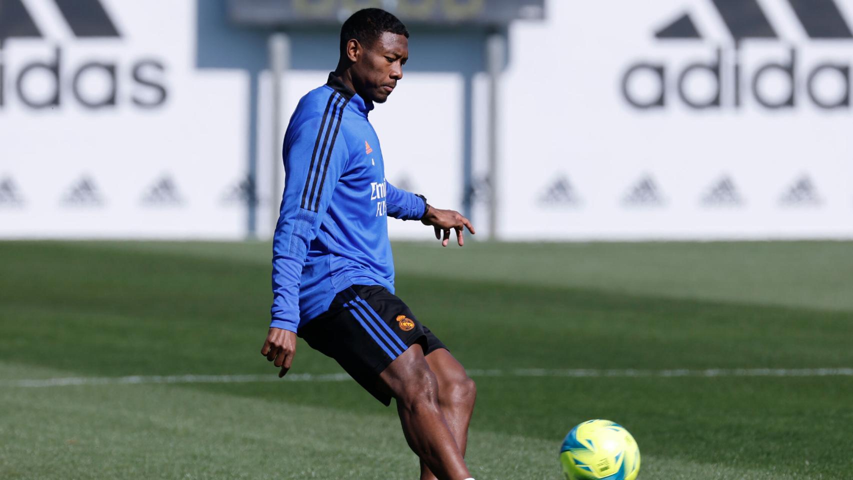David Alaba golpea un balón.