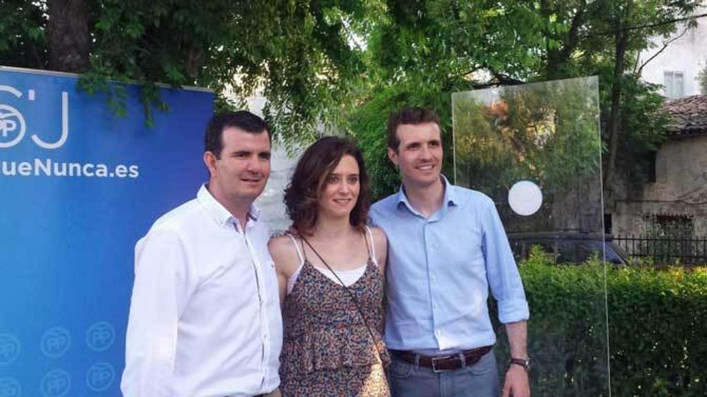 Juan Pablo Martín Martín, alcalde de Sotillo de Adrada, junto a Isabel Díaz Ayuso y Pablo Casado.
