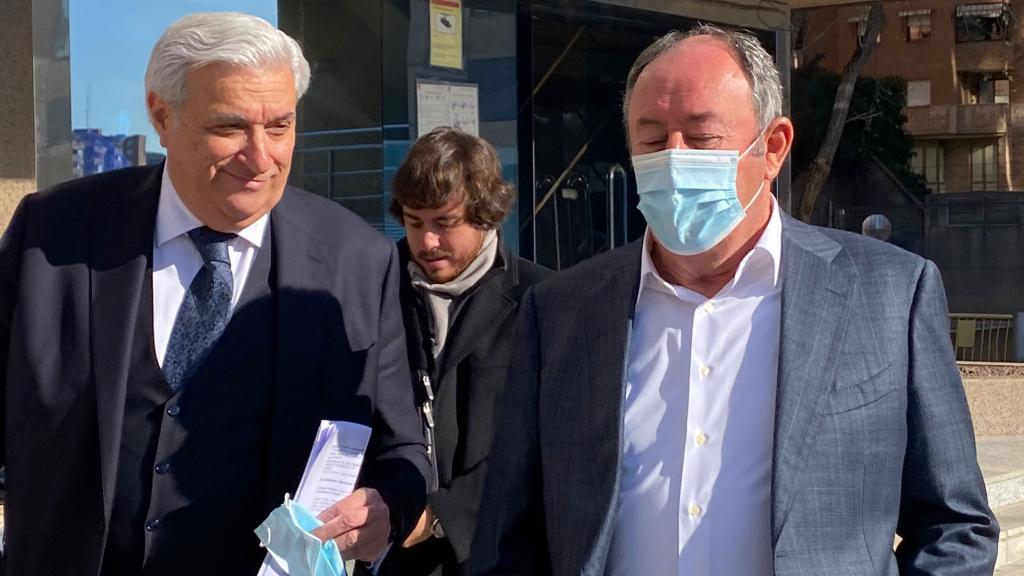 'El Chatarrero' (d), junto a sus abogados, este martes, a su salida de la Audiencia Provincial.